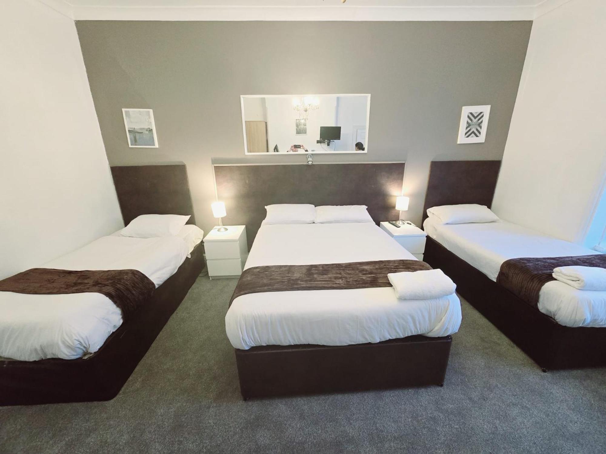 מיידנהד Kingswood Hotel מראה חיצוני תמונה