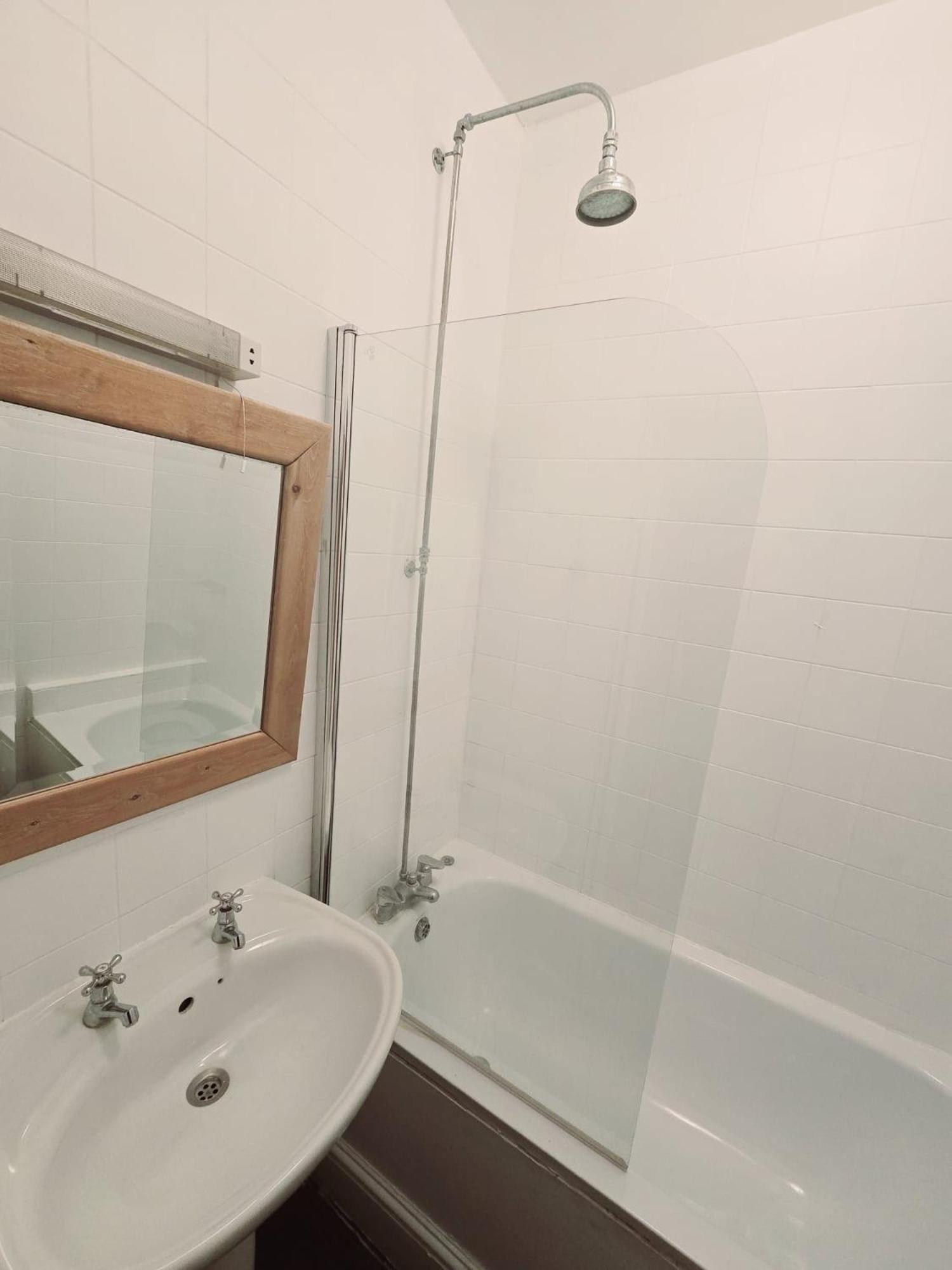 מיידנהד Kingswood Hotel מראה חיצוני תמונה