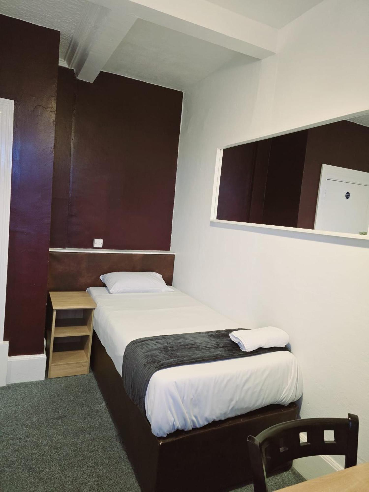 מיידנהד Kingswood Hotel מראה חיצוני תמונה